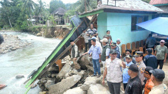 Tanggap dan Peduli, Bupati Sarolangun Hurmin Tinjau dan Salurkan Bantuan Korban Banjir Di Desa Bukit Berantai