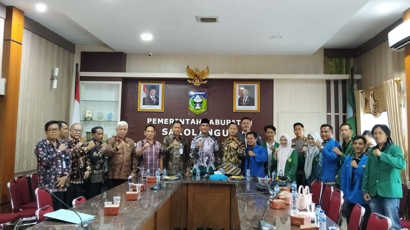 Bupati Sarolangun Hurmin saat melakukan Audiensi dengan aliansi mahasiswa Sarolangun