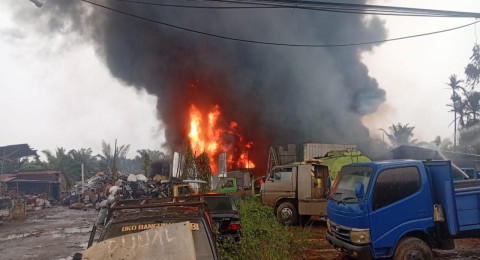 Kebakaran Hebat Gudang Minyak Ilegal, Berkedok Bengkel Mobil