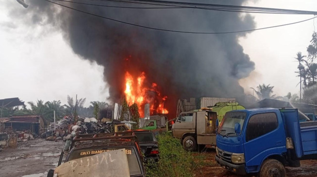 Kebakaran Hebat Gudang Minyak Ilegal, Berkedok Bengkel Mobil