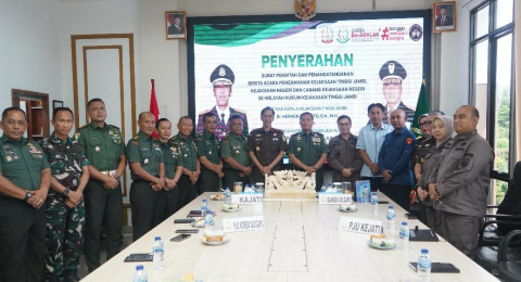 Danrem 042/Gapu Hadiri Penyerahan Surat Perintah dan Penandatanganan Berita Acara Pengamanan Kejaksaan se-Wilayah Hukum Kejati Jambi