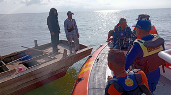Kapal Nelayan Dihantam Ombak Besar, Satu Hilang, Satu Selamat