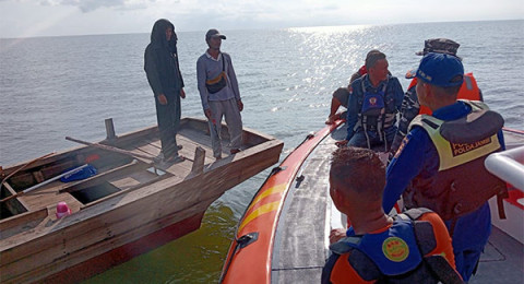 Kapal Nelayan Dihantam Ombak Besar, Satu Hilang, Satu Selamat
