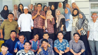 Diadukan ke Gubernur, Ariesto Pamer Keakraban Bersama Anak Buah