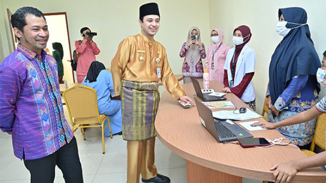 Diza Buka Pemeriksaan Kesehatan Grtais Pemkot Jambi - UNAJA