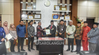 Pj Bupati Sarolangun Terima 51 Sertifikat Aset Tanah Pemda