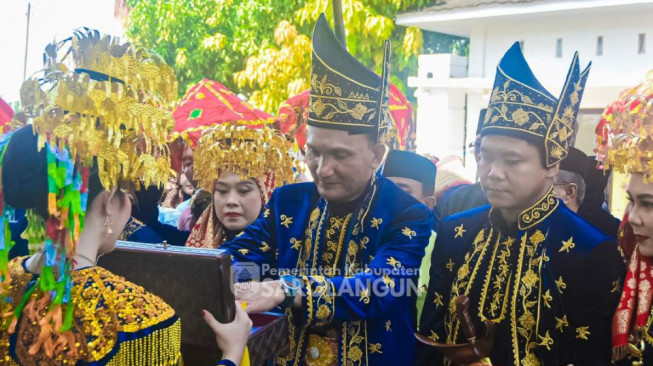 Bupati dan Wakil Bupati Sarolangun Jalani Prosesi Adat Naik Rumah, Tanda Resmi Memimpin Negeri Secara Adat