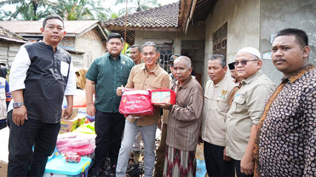 Wabup Junaidi Mahir Kunjungi Korban Kebakaran di Tanjung Katung