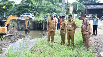 Tinjau Proyek Penanganan Banjir, Wali Kota Maulana Pastikan Tepat Waktu