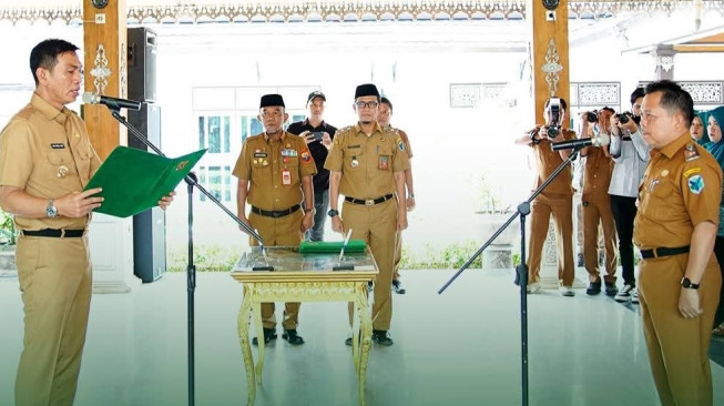 Fadhil Arief Lantik Mula P. Rambe Sebagai Sekda Batanghari