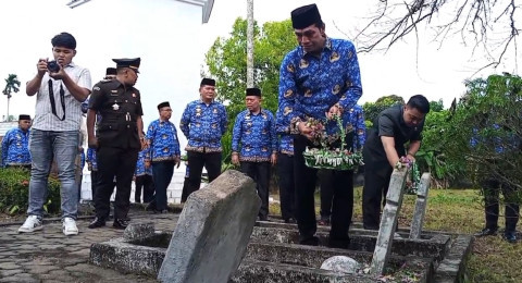 Bupati Fadhil Arief Tabur Bunga di Makam Pahlawan Kesatria Bhakti Sridadi