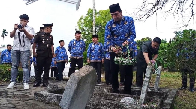 Bupati Fadhil Arief Tabur Bunga di Makam Pahlawan Kesatria Bhakti Sridadi
