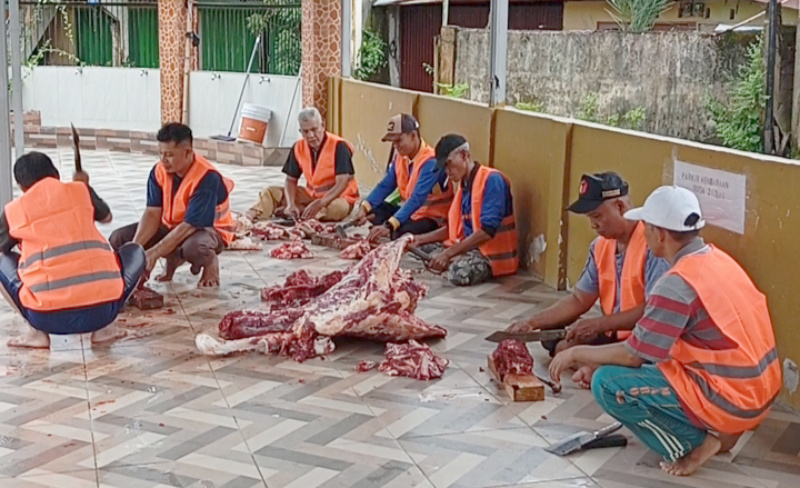 Pemotongan tulang hewan qurban di halaman parkir Masjid Al Ikhlas Perumahan Aurduri | dia