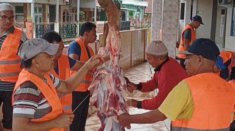Pemotongan daging hewan qurban dilakukan bergotong royong | dia