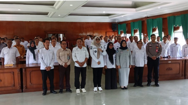 Bupati Tanjung Jabung Timur Dillah Hikmah Sari Serahkan SPPT dan DHKP PBB 2025