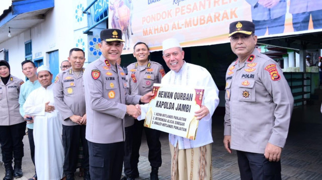 Irjen Pol Krisno H Siregar Serahkan Hewan Qurban, Kapolda : Pastikan Penyembelihan dan Distribusi Sesuai Syari'at