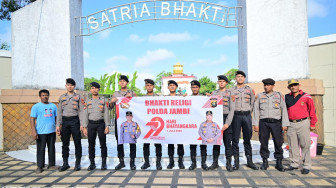 Peringati Hari Bhayangkara ke 79 Personel Gabungan Polda Jambi Bersihkan Tempat Ibadah dan Taman Makam Pahlawan