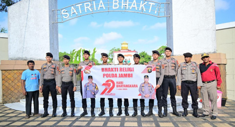 Peringati Hari Bhayangkara ke 79 Personel Gabungan Polda Jambi Bersihkan Tempat Ibadah dan Taman Makam Pahlawan