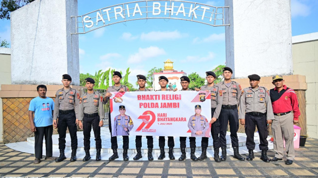 Peringati Hari Bhayangkara ke 79 Personel Gabungan Polda Jambi Bersihkan Tempat Ibadah dan Taman Makam Pahlawan