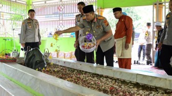 Kenang Jasa Pahlawan Jambi, Polda Tabur Bunga di Sungai Batanghari dan Nyekar di Makam Orang kayo Hitam