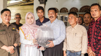 Ivanda Salurkan Bantuan Benih dan Pakan Ikan ke Pokdakan di Tebo