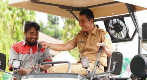 Fadhil Arief Serahkan 14 Unit Alsintan Crawler Bantuan Dirjen Sapras Kementan RI