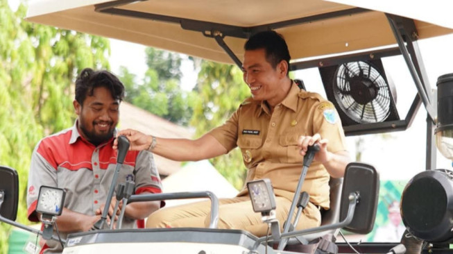 Fadhil Arief Serahkan 14 Unit Alsintan Crawler Bantuan Dirjen Sapras Kementan RI