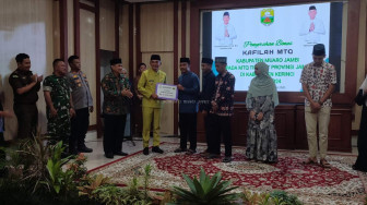 Wabup Junaidi H. Mahir Serahkan Bonus Peserta MTQ Tingkat Provinsi Jambi
