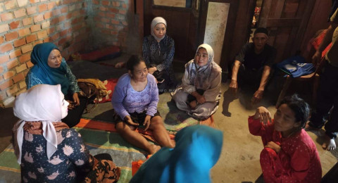 Ketua TP PKK Kabupaten Muaro Jambi Serahkan Bantuan Sembako Kepada Keluarga Miskin di Sungai Gelam