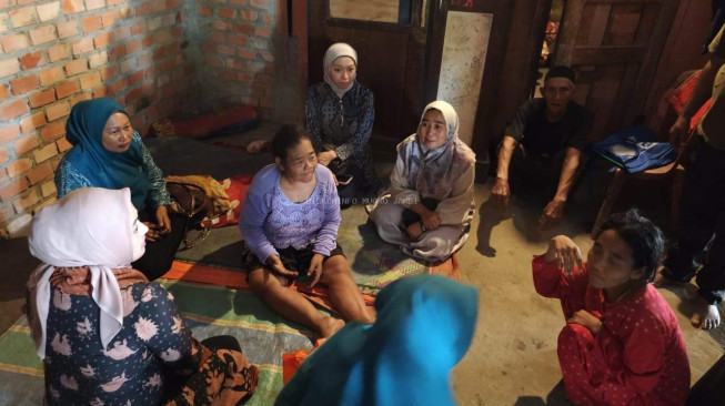 Ketua TP PKK Kabupaten Muaro Jambi Serahkan Bantuan Sembako Kepada Keluarga Miskin di Sungai Gelam