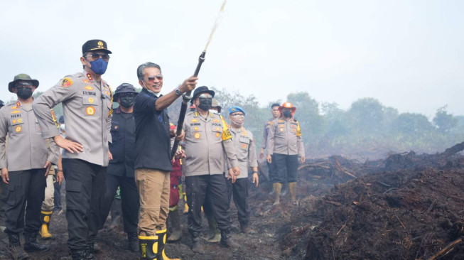 Wakil Bupati Muaro Jambi Junaidi Mahir Dampingi Kapolda Jambi Tinjau Karhutla Desa Gambut Jaya