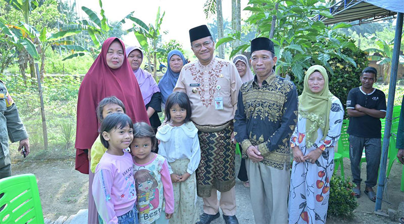 Wali Kota Jambi, Maulana, bersama Wakil Wali Kota, Diza Hazra Aljosha, menyerahkan bantuan, Senin | dki-kj