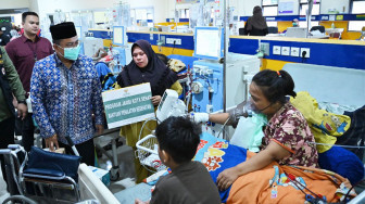 Meski Hari Libur, Wali Kota Maulana Serahkan Langsung Bantuan Kursi Roda dan Transportasi Berobat