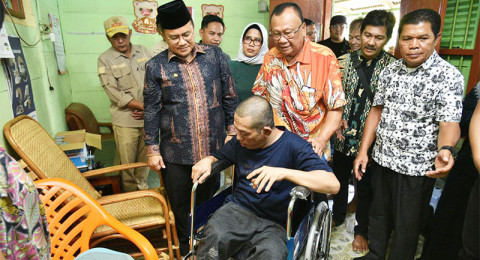 Hadirkan Kebahagiaan di Awal Hijriah, Maulana dan Diza Serahkan Bantuan Kursi Roda hingga Rumah Layak Huni