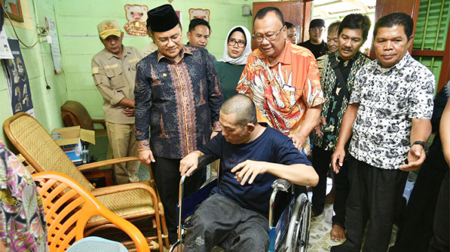 Hadirkan Kebahagiaan di Awal Hijriah, Maulana dan Diza Serahkan Bantuan Kursi Roda hingga Rumah Layak Huni