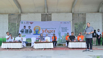 Maulana dan Istri Hadiri Peringatan Hari Yoga Internasional di Lapangan Kantor Wali Kota Jambi