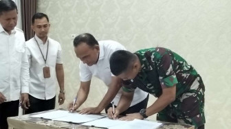 Bupati Sarolangun Hurmin Bersama Dandim 0420/Sarko Teken MoU Karyabhakti TNI