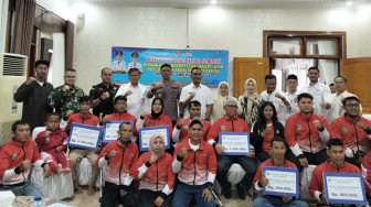 Bupati Sarolangun Hurmin Serahkan Bonus Kepada Atlet Berprestasi dan Pelatih Di Ajang PEPARPROV Jambi VIII Tahun