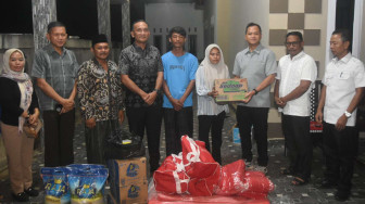 Bupati dan Wakil Bupati Sarolangun Tinjau Lokasi Kebakaran di Desa Monti, Serahkan Bantuan kepada Korban