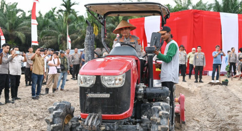 Mendukung Program Ketahanan Pangan Nasional, Polda Jambi Tanam Jagung Serentak Dilahan Hutan Sosial