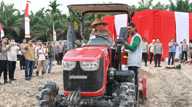 Mendukung Program Ketahanan Pangan Nasional, Polda Jambi Tanam Jagung Serentak Dilahan Hutan Sosial