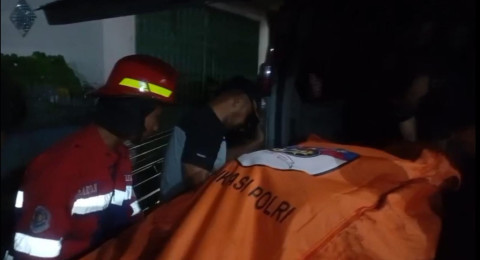 Petugas Damkar Bantu Polisi Evakuasi Mayat Membusuk  Dalam Rumah
