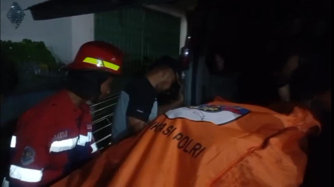 Petugas Damkar Bantu Polisi Evakuasi Mayat Membusuk  Dalam Rumah