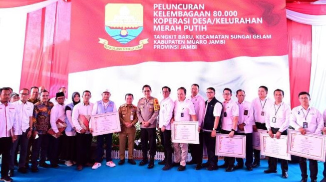 Kapolda Jambi Hadiri Peluncuran Koperasi Desa/ Kelurahan Merah Putih Di Desa Tangkit Baru, Muaro Jambi