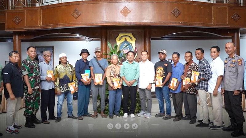 Sekda Tanjabtim, Sapril, menyerahkan bantuan benih jagung Hibrida F1 Super Bisi 18 kepada kelompok tani. Bantuan berasal dari PetroChina | dki-tjt