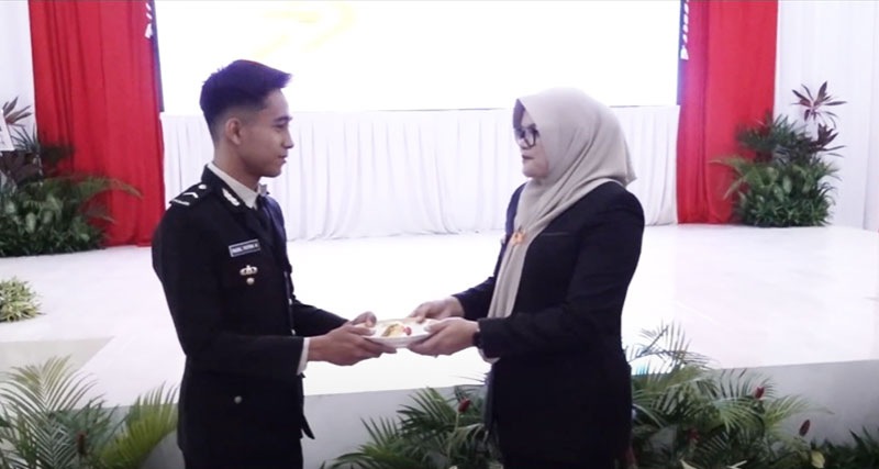 Bupati Tanjabtim, Dillah Hikmah Sari, menyerahkan kue ulang tahun kepada salah seorang anggota Polres Tanjabtim | dod