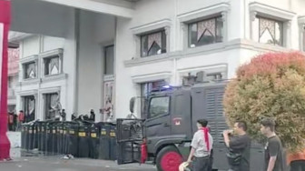 Demo di DPRD Provinsi Jambi Ricuh, Gedung Rusak, Mobil Dibakar, Polisi dan Warga Jadi Korban