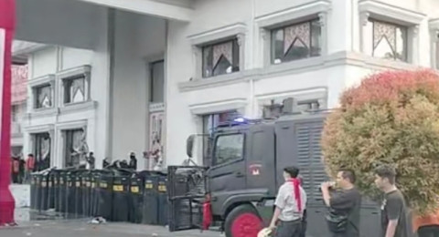Demo di DPRD Provinsi Jambi Ricuh, Gedung Rusak, Mobil Dibakar, Polisi dan Warga Jadi Korban