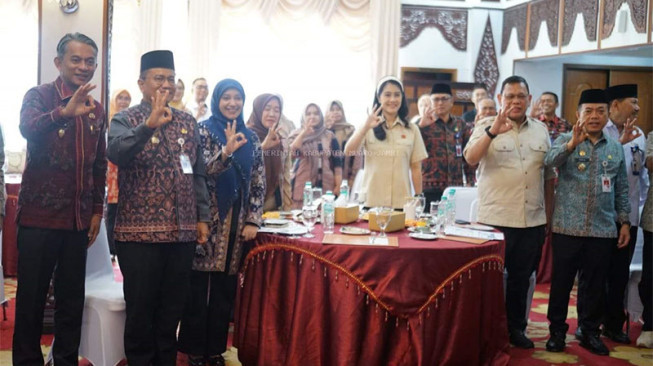 Junaidi Mahir Bahas Peningkatan Pelayanan Masyarakat Bersama Wamen Kependudukan