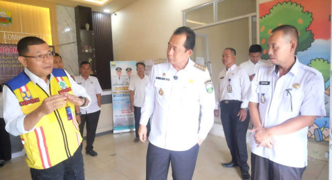 Kunjungi Kantor Camat Kumpeh, Bupati BBS Perintahkan Kadis PUPR Lakukan Renovasi